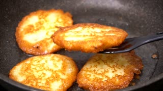 Драники из картошки без муки и яиц, даже терка не понадобится + Соус для них!
